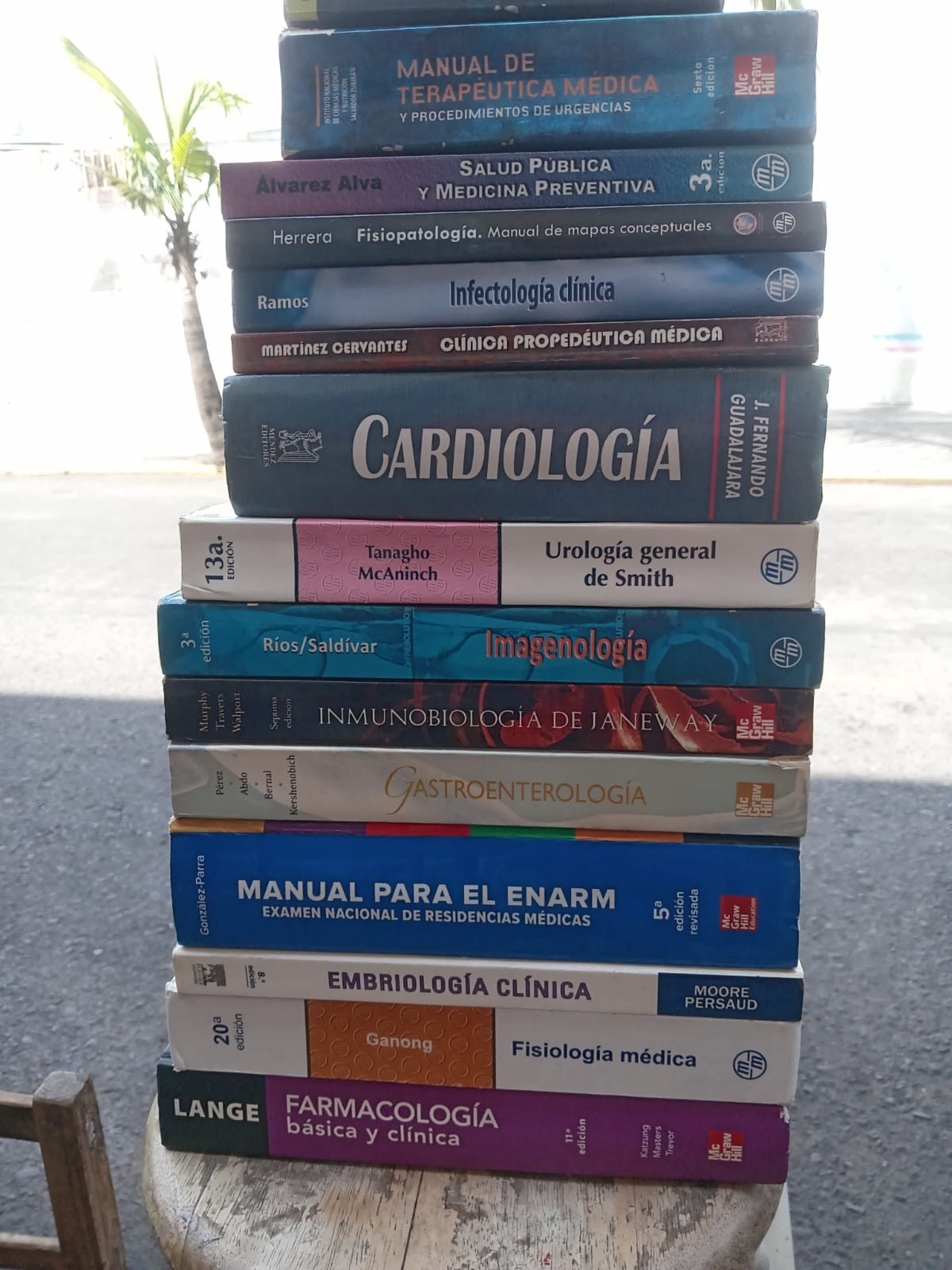 Torre de libros relacionados con diferentes áreas de la medicina